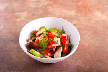 Tofu ve sebze salatası kasede.