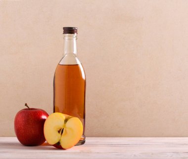 Şişedeki doğal elma sirkesi.