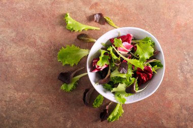 Kasede salata yaprakları karışımı.