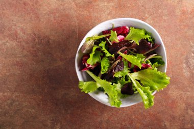 Kasede salata yaprakları karışımı.