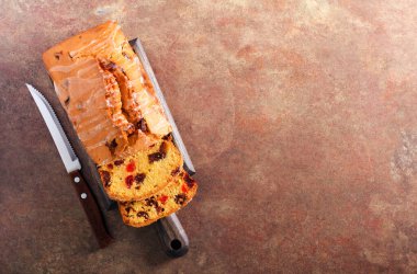 Meyveli ve çilekli kek, güvertede dilimlenmiş.