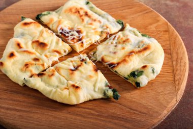 Gemide ıspanak ve peynirli ekmek var.