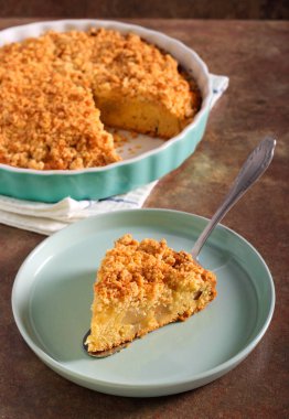 Armutlu kek, tabakta servis edilir.