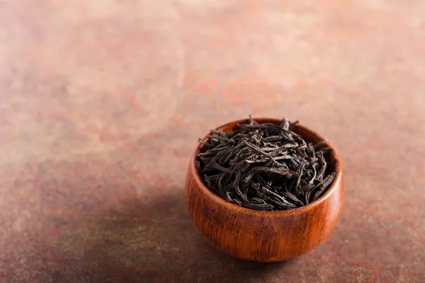 Black Tea Leaves Wooden Bowl — Stock Photo, Image