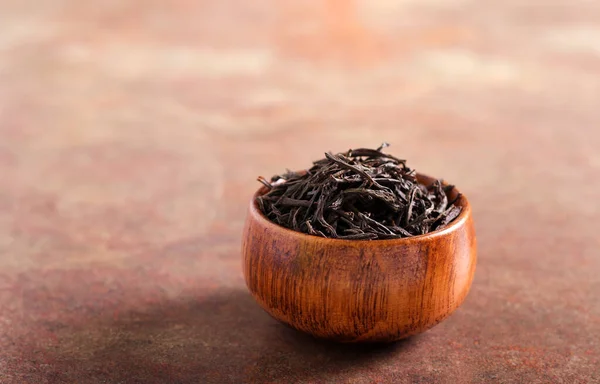 Black Tea Leaves Wooden Bowl — Stock Photo, Image