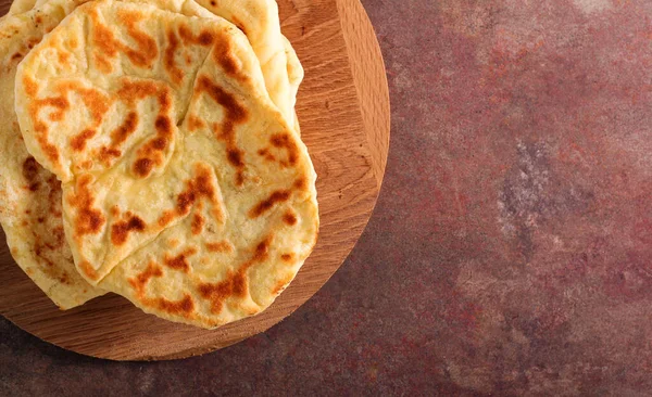 Fresh Naan Flatbreads Board — Stock Photo, Image