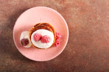 Kremalı ve ahududulu peynirli börek