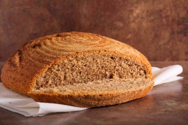 Ev yapımı tahıllı ekmek, dilimlenmiş.