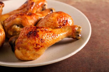 Baharatlı tavuk budu tabakta.