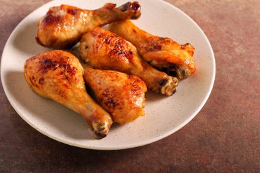 Baharatlı tavuk budu tabakta.