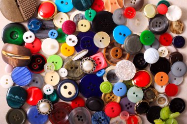 Taş zemin üzerinde farklı renkli kıyafet düğmeleri