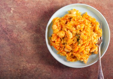 Tavuk fileto ve güveç tabakta.