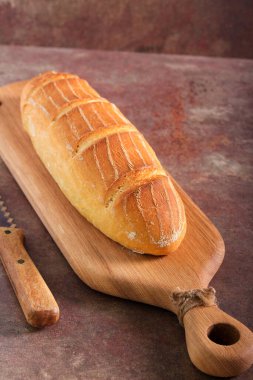 Taze pişmiş beyaz ekmek.