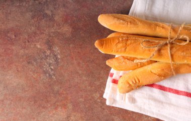 Taş zeminde ev yapımı baget ekmek.