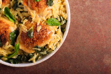 Tavuk butlu ıspanaklı orzo.