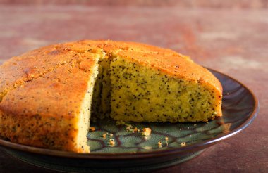 Tabakta haşhaşlı kek.