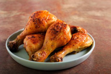 Fırında tavuk budu.