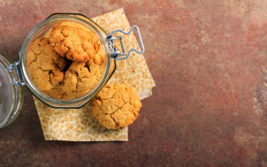 Kavanozda fıstık ezmeli kurabiye.