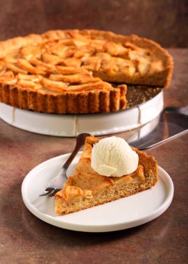 Elmalı turta, dondurmayla servis edilir.