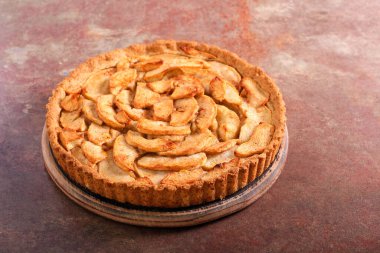 Elmalı turta taş masada servis edilir.