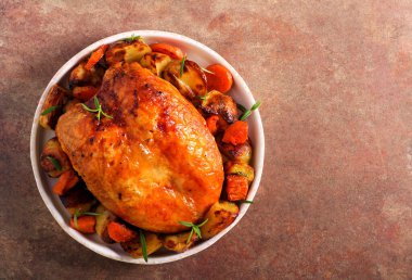 Kızarmış tavuk tacı, tabakta servis edilir.