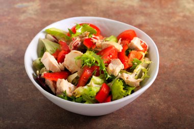 Tavuk ve sebze. Sağlıklı bir salata.