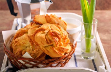 Kahvaltı tepsisi: bademli çörek ve kahve.