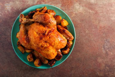 Bütün tavuğu patatesle kızart