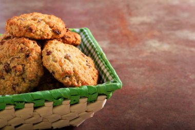 Sepette yulaf ve üzümlü kurabiye