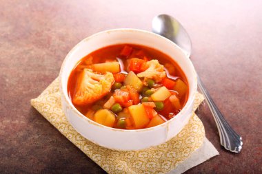 Karnabahar ve sebze çorbası kasede