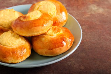 Tabaktaki peynirli çörekler