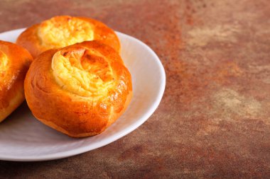 Yumuşak peynirli çörekler tabakta