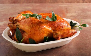 Bütün tavuğu tenekede kızart.