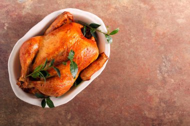 Bütün tavuğu tenekede kızart.