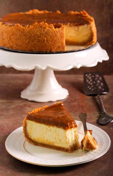 Caramel Topping Cheesecake Sliced Served — Stock Photo, Image