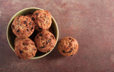 Yulaf, kuru üzüm ve kepekli kek.