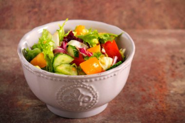 Taze, sağlıklı sebze salatası.