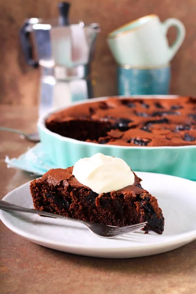 Torte Ameixa Chocolate Servido Com Creme — Fotografia de Stock