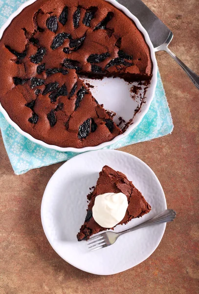 Torta Ciruela Chocolate Servida Con Crema — Foto de Stock