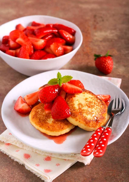 Beignets Fromage Caillé Avec Fraise Sur Assiette — Photo