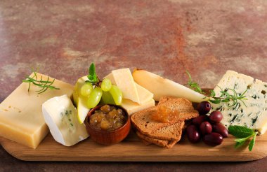 İncir reçelli peynir, üzüm, bal ve zeytin.