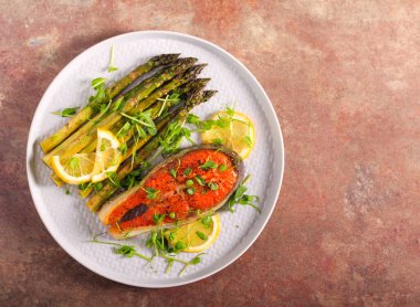 Fırında limonlu kuşkonmaz ile alabalık bifteği