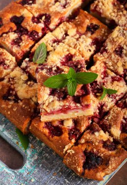 Güvertede ahududu parçacıkları var.