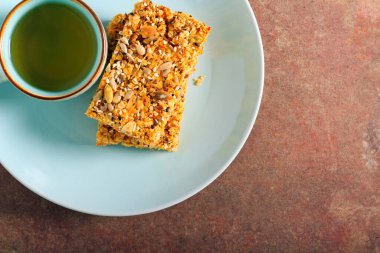 Yeşil çaylı havuç ve yulaf ezmesi.