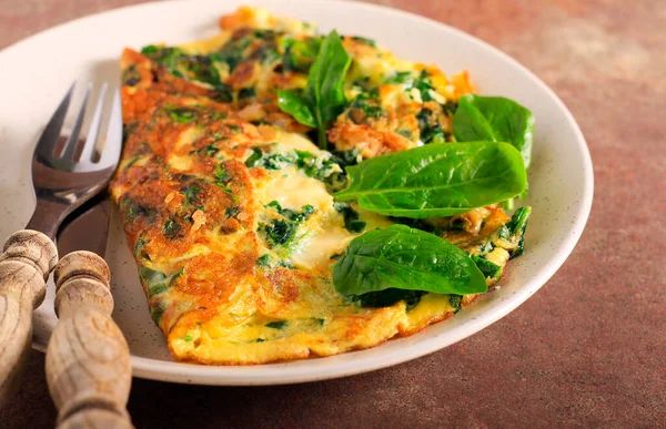 Tabakta ıspanaklı ve peynirli omlet