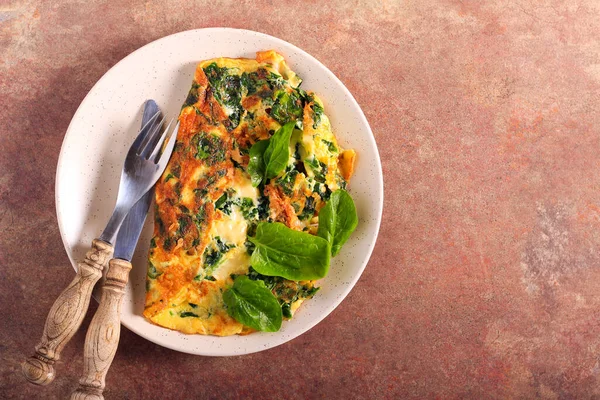 Tabakta ıspanaklı ve peynirli omlet