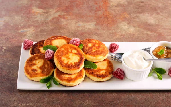 Buñuelos Dulces Queso Blando Llamados Syrniki Servidos Con Crema Agria —  Fotos de Stock