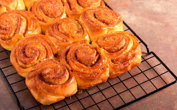 Kanelbullar Över Vajerställ — Stockfoto