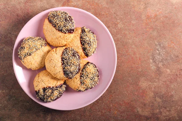 Kokoskakor Doppade Choklad Med Kokosnötsfyllning — Stockfoto