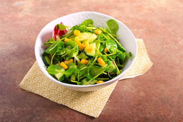 Salada Ervas Milho Pepino Uma Tigela — Fotografia de Stock